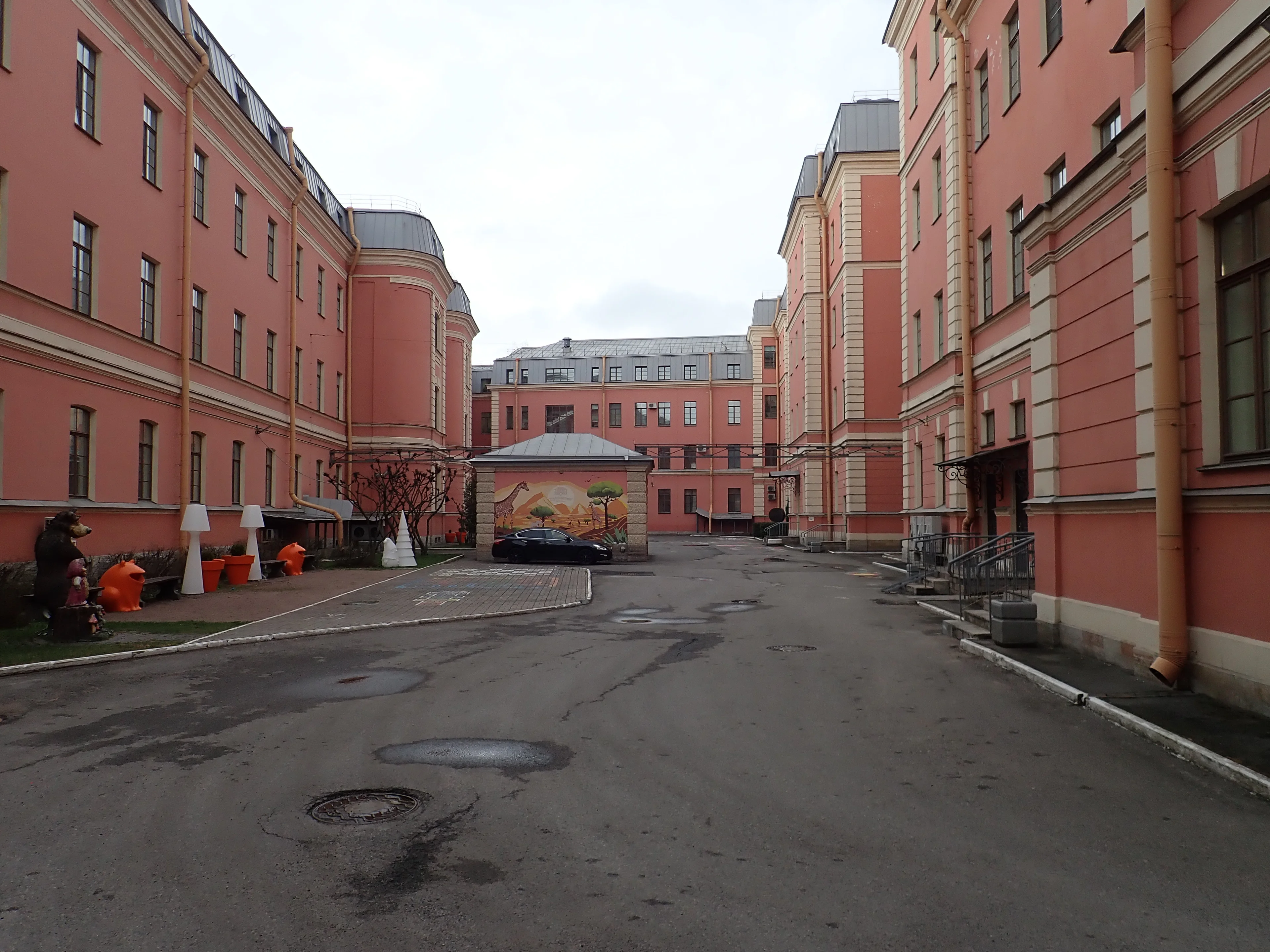 Санкт-Петербург. Во дворе детской больницы им. К.А. Раухфуса. 